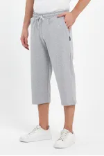 Short bermuda gris pour homme, longueur genou, style capri, avec poches latérales et taille élastique ajustable.