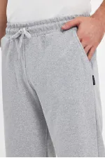 Short bermuda gris pour homme, longueur genou, style capri, avec poches latérales et taille élastique ajustable.