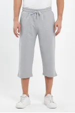Short bermuda gris pour homme, longueur genou, style capri, avec poches latérales et taille élastique ajustable.