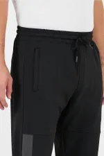 Erkek Siyah Standart Fit Normal Kesim Düz Paça Cep Fermuarlı Rahat Jogger Eşofman Altı