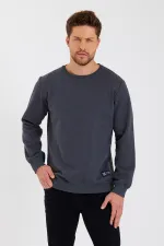Sweat-shirt à col rond pour homme, avec étiquette détaillée et doublure en coton.
