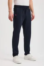 Pantalon de survêtement bleu marine pour homme, fermeture éclair, poches, détails brodés, coupe droite et décontractée, modèle MTLCE107