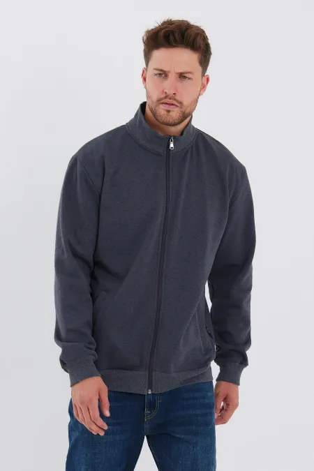 Gilet anthracite pour homme avec poche intérieure zippée, poches latérales verticales et doublure en coton.