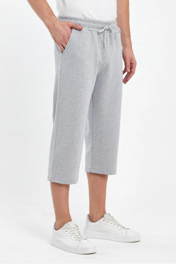 Short bermuda gris pour homme, longueur genou, style capri, avec poches latérales et taille élastique ajustable.