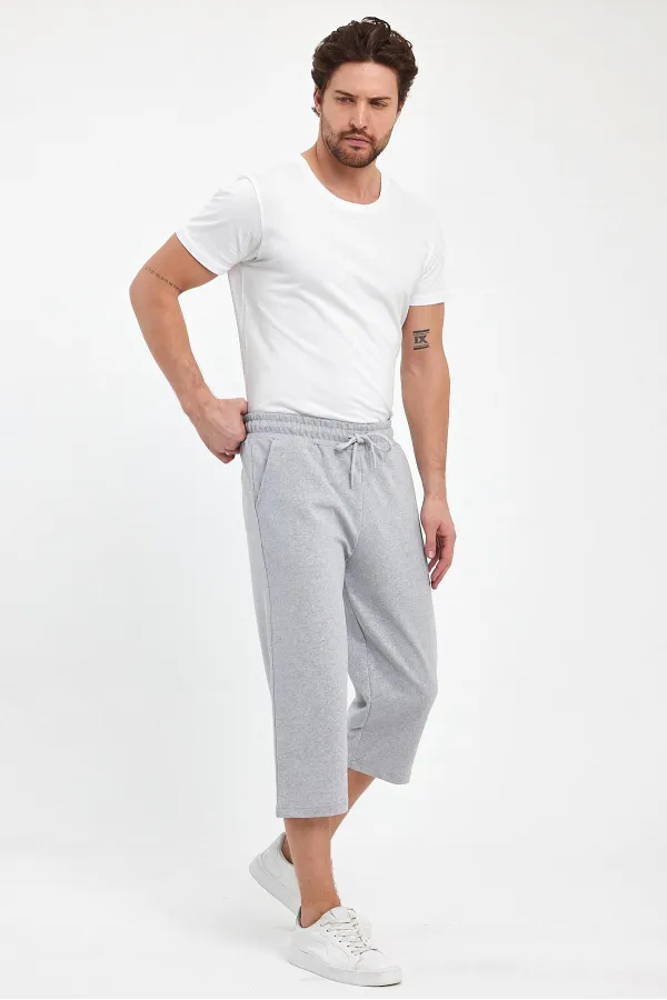 Short bermuda gris pour homme, longueur genou, style capri, avec poches latérales et taille élastique ajustable.