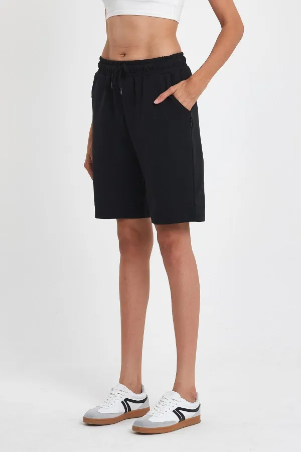 Kadın Rahat Kesim Beli Lastikli Mevsimlik Yumuşak Kumaş Cepli Siyah Uzun Bermuda Şort MTLCB91
