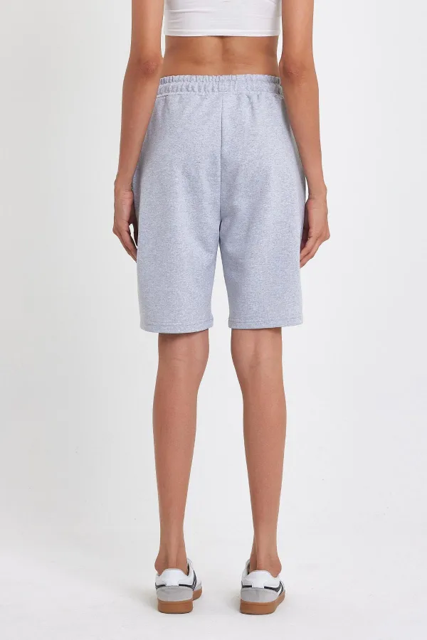 Kadın Rahat Kesim Beli Lastikli Mevsimlik Yumuşak Kumaş Cepli Gri Uzun Bermuda Şort MTLCB91-Gri