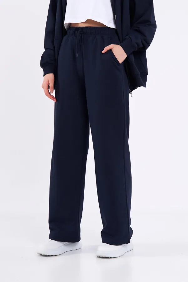 Pantalon de survêtement ample et confortable pour femme, idéal pour la saison, avec poches latérales, noir.