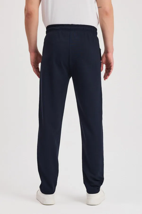 Pantalon de survêtement bleu marine pour homme, fermeture éclair, poches, détails brodés, coupe droite et décontractée, modèle MTLCE107
