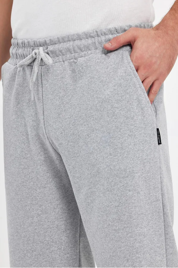 Short bermuda gris pour homme, longueur genou, style capri, avec poches latérales et taille élastique ajustable.