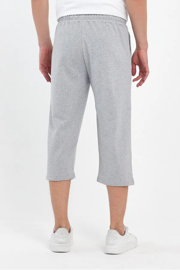 Short bermuda gris pour homme, longueur genou, style capri, avec poches latérales et taille élastique ajustable.