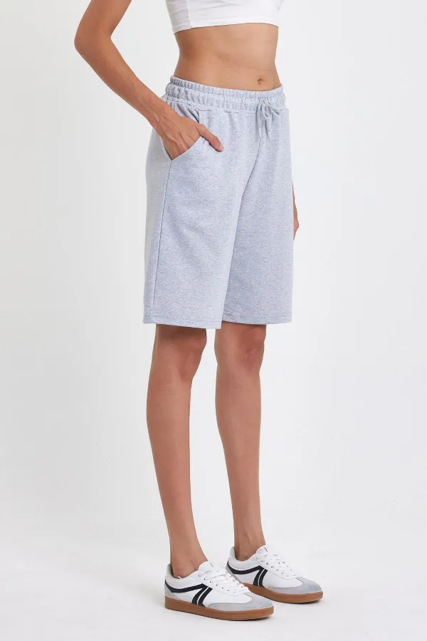 Kadın Rahat Kesim Beli Lastikli Mevsimlik Yumuşak Kumaş Cepli Gri Uzun Bermuda Şort MTLCB91-Gri