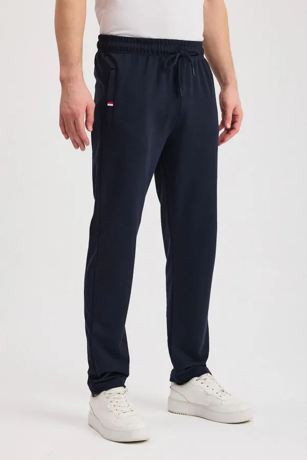 Pantalon de survêtement bleu marine pour homme, fermeture éclair, poches, détails brodés, coupe droite et décontractée, modèle MTLCE107
