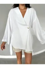 Kimono blanc en coton et lin, orné de boutons et d'une ceinture