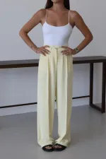 Pantalon palazzo jaune avec boutons dorés et taille élastiquée