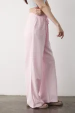 Pantalon rose à jambes larges et taille élastiquée