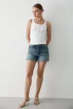 Débardeur blanc à boutons sur le devant