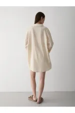 Kimono en lin et coton 100 % couleur pierre, orné de dentelle.