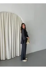 Ensemble anthracite à manches chauve-souris avec détail de bouton lacé