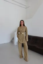 Ensemble chemisier et pantalon kaki doré avec broche