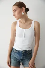 Débardeur blanc à boutons sur le devant