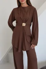 Ensemble chemisier et pantalon marron avec broche dorée - 8759