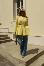 Chemise en voile de lin jaune avec détail à la taille