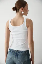 Débardeur blanc à boutons sur le devant