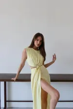 Sarı Önden Tokalı Yan Dekolteli Elbise