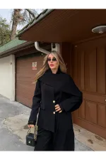 Veste noire à boutons dorés et châle - 9721