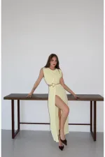 Sarı Önden Tokalı Yan Dekolteli Elbise