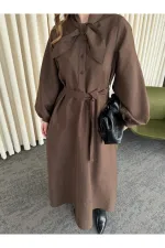 Robe marron avec nœud décoratif au col - 2001