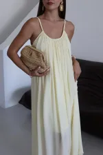 Robe jaune à bretelles et coupe décontractée