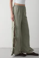 Pantalon kaki 100 % coton avec fente latérale et détail de ceinture