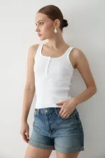 Débardeur blanc à boutons sur le devant