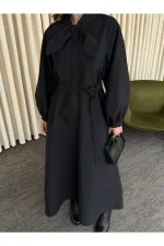 Robe noire avec nœud papillon au col - 2001