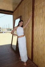 Ensemble chemisier et jupe en mousseline blanche à paillettes