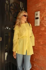 Chemise en voile de lin jaune avec détail à la taille