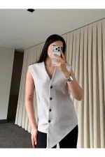 Gilet boutonné à croix vénitienne en pierre