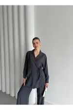 Ensemble kimono anthracite avec détail au col et lien à nouer