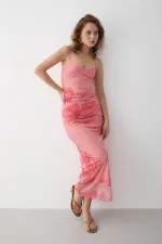 Pembe Yan Drapeli Çiçek Desenli Elbise