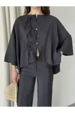 Ensemble anthracite à manches chauve-souris avec détail de bouton lacé