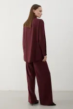 Ensemble chemise et pantalon bordeaux à boutons et accessoires dorés - 8856
