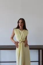 Sarı Önden Tokalı Yan Dekolteli Elbise