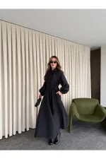 Robe noire avec nœud papillon au col - 2001