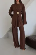 Ensemble chemisier et pantalon marron avec broche dorée - 8759
