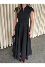 Robe noire courte à col en V - 242480