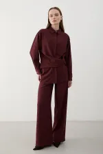 Ensemble chemise et pantalon bordeaux à boutons et accessoires dorés - 8856