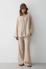 Ensemble chemise et pantalon texturé couleur pierre