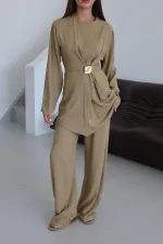 Ensemble chemisier et pantalon kaki doré avec broche